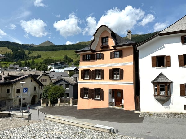 Traumhaftes Engadinerhaus im Herzen von Sent mit 3 Ferienwohnungen im 1