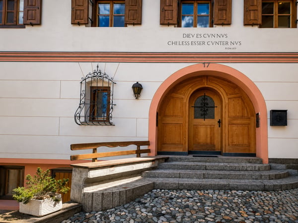 Traditioneller Charme trifft auf Bergpanorama in Sent 2