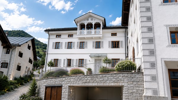 Historisches Juwel trifft Moderne: Luxuriöses Engadinerhaus in Scuol 2