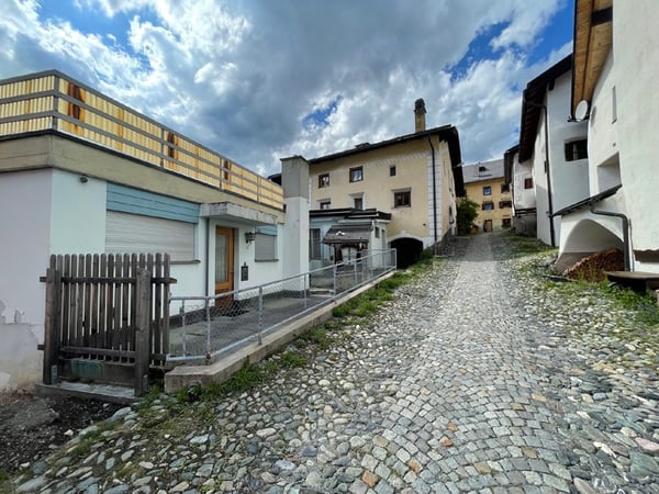 Renovierungsobjekte mit Terrasse im malerischen Scuol 1