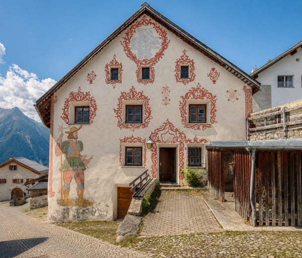 Alpine Idylle in Tschlin: Grosszügiges Engadinerhaus mit Stall 1