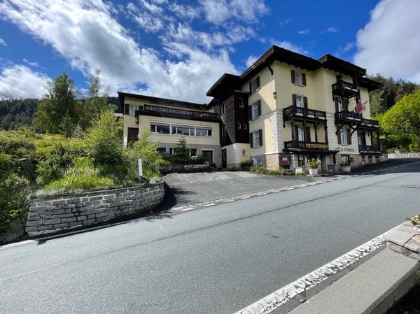 Stillgelegtes Golf-Garten-Hotel an traumhafter Lage in Scuol-Vulpera-T 1