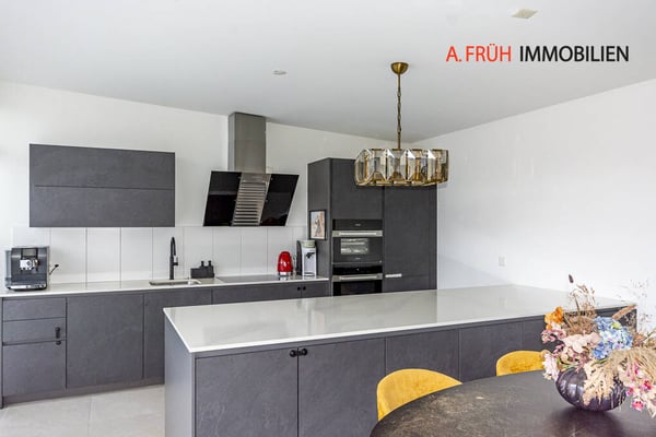 Maisonettewohnung mit Stil: Modernes Wohnkonzept und sonnige Balkone 2