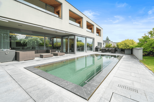 Exklusives 7.5-Zimmer-Einfamilienhaus mit Pool in Hirzel 1