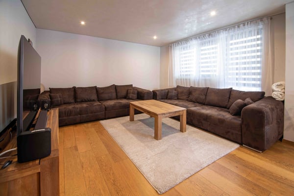 Komplett renoviertes Mehrfamilienhaus mit 3 Wohneinheiten, Garage und 5