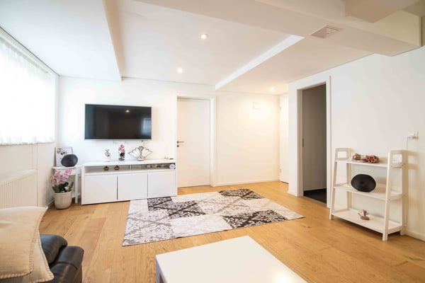 Komplett renoviertes Mehrfamilienhaus mit 3 Wohneinheiten, Garage und 7