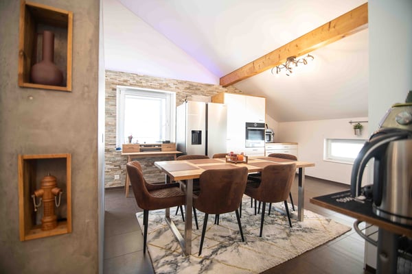 Komplett renoviertes Mehrfamilienhaus mit 3 Wohneinheiten, Garage und 8