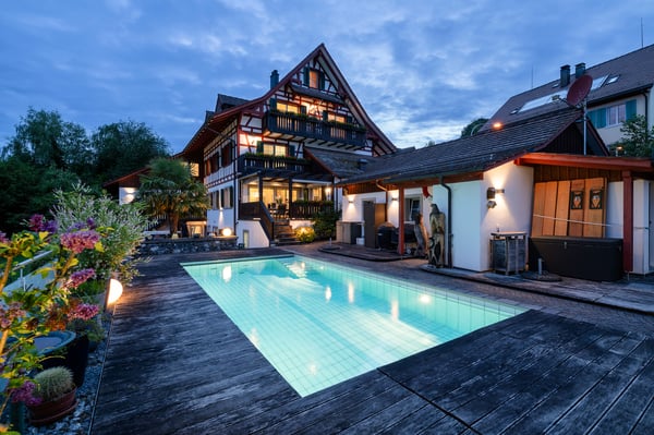 11-Zimmer-Haus mit 7 Bäder & Pool 1