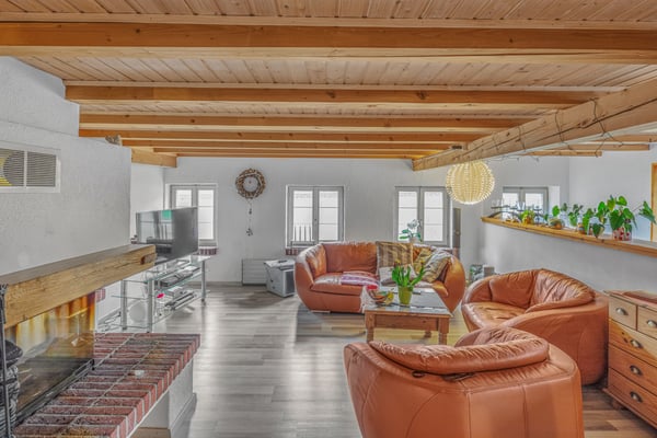 Grosszügiges Zweifamilienhaus mit Wohnmobilgarage 4