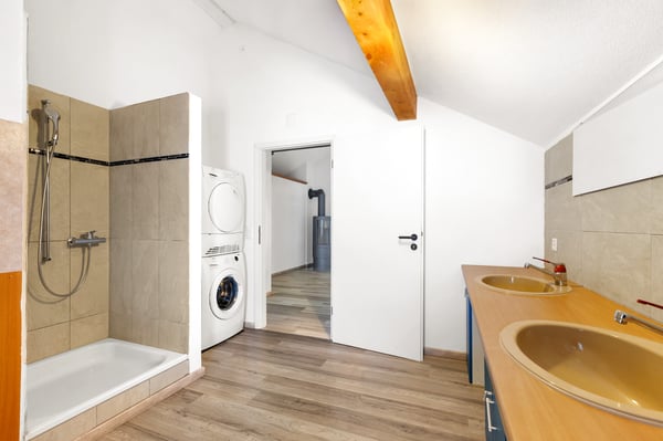 Grosszügiges Zweifamilienhaus mit Wohnmobilgarage 3
