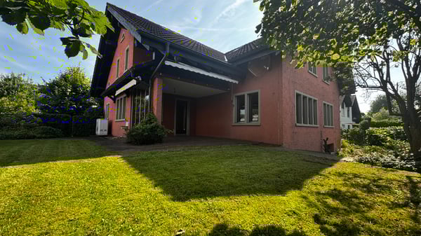 Freistehendes Einfamilienhaus mit grossem Garten 1