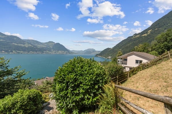 Traumhaftes Wohnen mit riesigem Garten und unverbaubarem See & Alpenpa 1