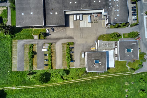 Gewerbe-Bauland plus zwei Bürogebäude 1