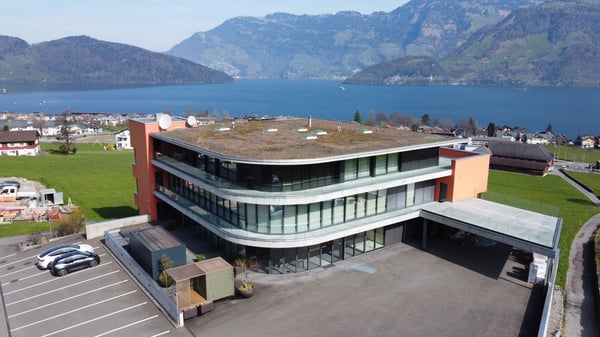 328 m2 Exklusive Büro-/Praxisflächen / Showroom mit Top See-/Bergsicht 2