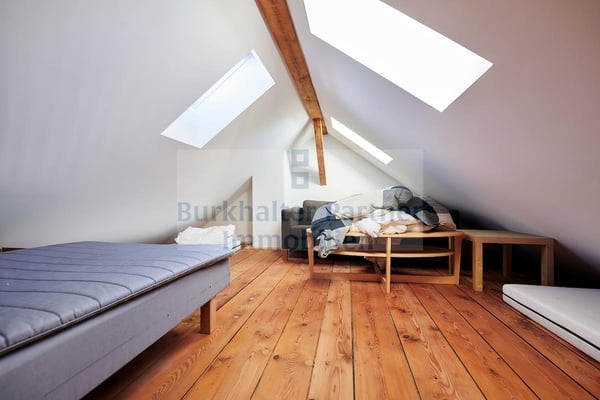 Wunderschöne Dachwohnung mit Galerie in der vorderen Länggasse! 8
