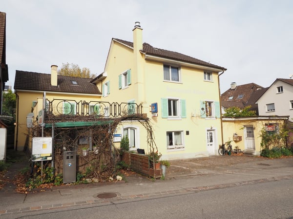 Attraktive Wohn- und Geschäftsliegenschaft in Ettingen 1