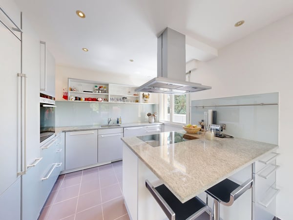 Maisonette- Attikawohnung mit grosser Dachterrasse und Poolanlage 2