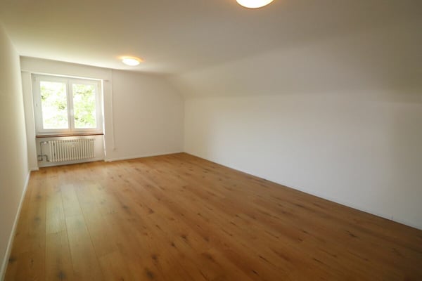 Wohnen in Riehen - grosszügige 5 1/2- Zimmerwohnung mit zusätzlichem Mansardenzimmer in ruhiger Quartierstrasse 11
