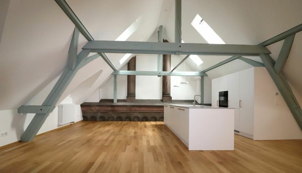 Umfassend sanierte Dachgeschosswohnung an der Holbeinstrasse 32 1