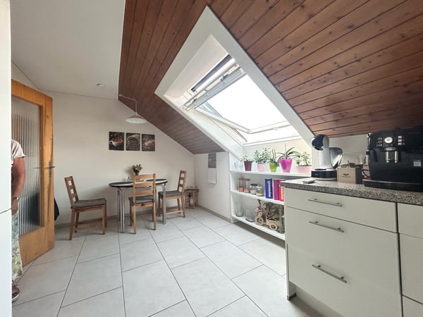 Charmante 2.5-Zimmer-Dachwohnung mit Garage 3