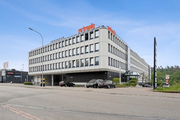 Viel Raum für Ihre Vision Büro-/Gewerbefläche nahe Flughafen Zürich 2