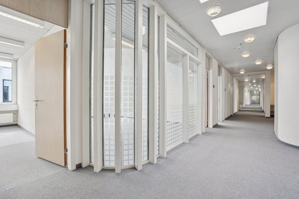 Viel Raum für Ihre Vision Büro-/Gewerbefläche nahe Flughafen Zürich 8