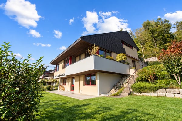 Sonnige Hanglage in Bülach – Einfamilienhaus mit viel Potenzial 1