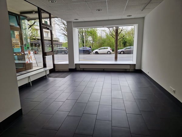 belle surface avec grande vitrine - climatisée 2