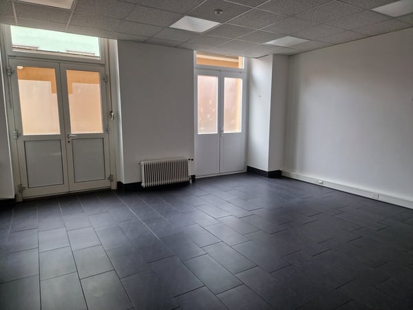 belle surface avec grande vitrine - climatisée 2