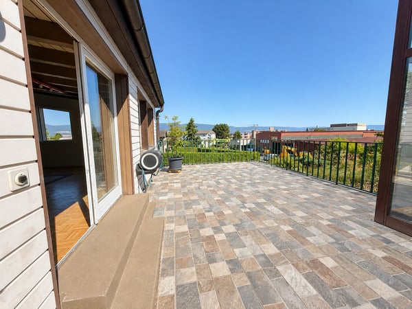 Surface commerciale avec terrasse  à proximité immédiate de lautoroute 8