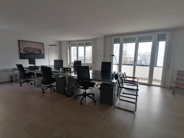 belle surface de bureau à proximité de la gare 8