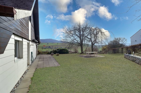 Maison familiale avec vaste atelier au sous-sol 12