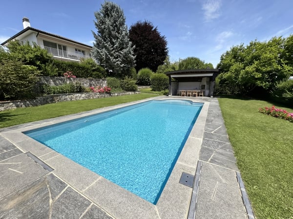 Propriété de 2 appartements de 4.5 pièces avec grand jardin et piscine 1