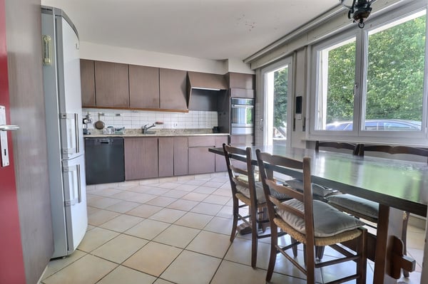 Propriété de 2 appartements de 4.5 pièces avec grand jardin et piscine 9