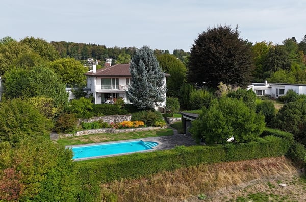 Propriété de 2 appartements de 4.5 pièces avec grand jardin et piscine 2