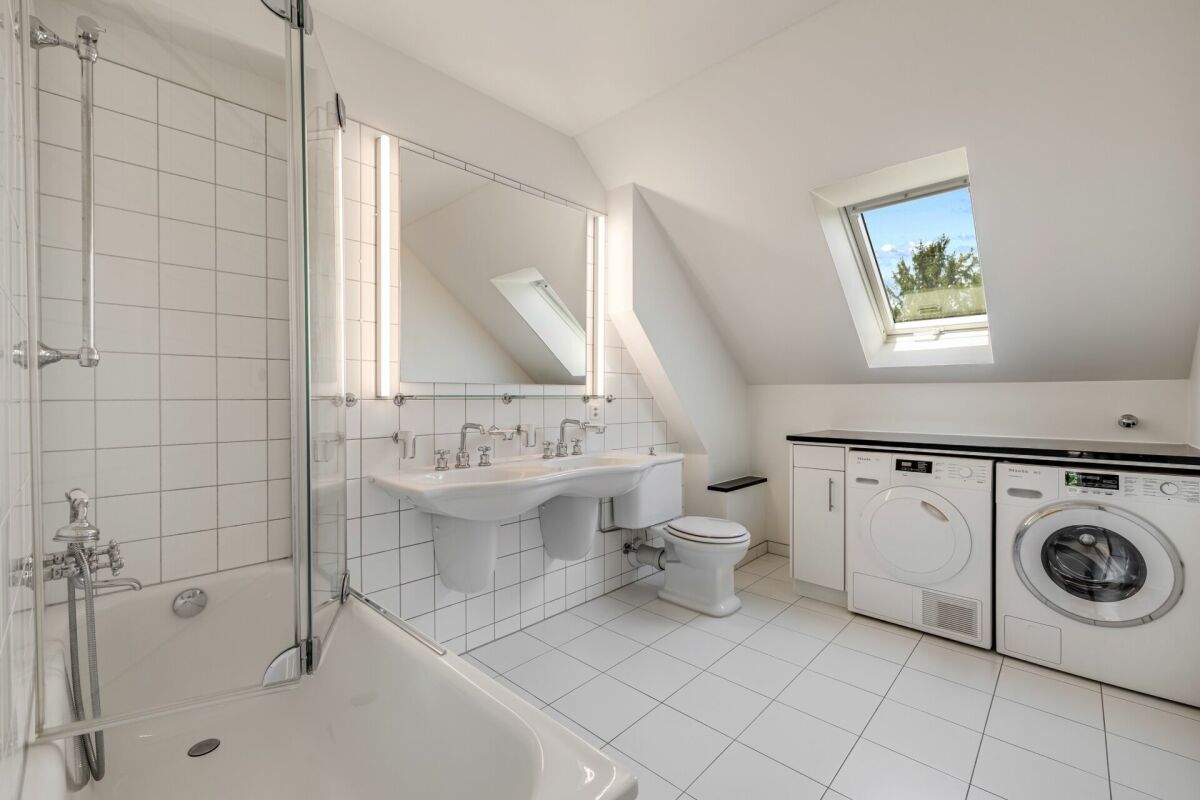Finest old-building charm - Maisonette attic apartment incl. parking space