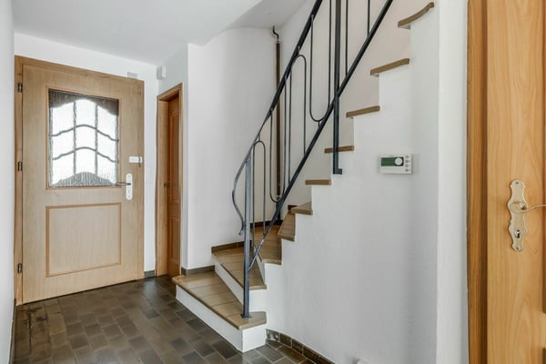 Schönes Eck-Einfamilienhaus mit grossem Wintergarten und Garage 2
