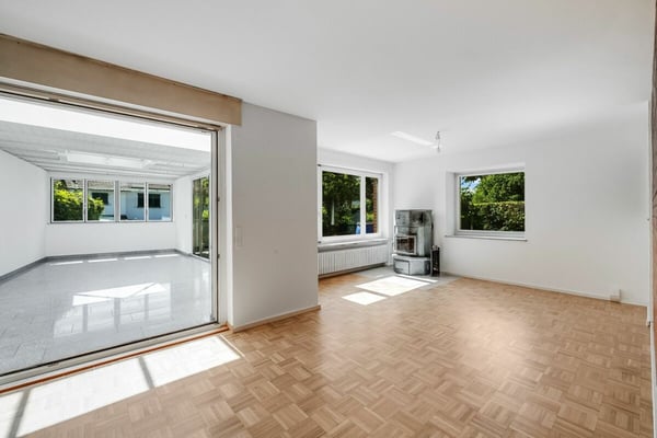 Schönes Eck-Einfamilienhaus mit grossem Wintergarten und Garage 4