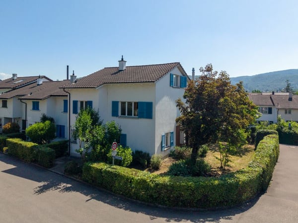 Schönes Eck-Einfamilienhaus mit grossem Wintergarten und Garage 1