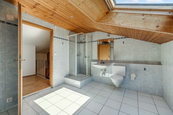 Schönes Eck-Einfamilienhaus mit grossem Wintergarten und Garage 12
