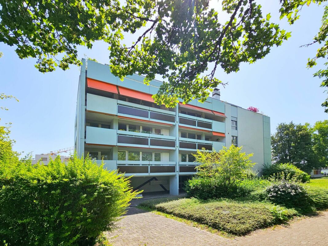 Moderne 4.5-Zimmer Wohnung mit 2 Balkonen und Einstellhallenplatz