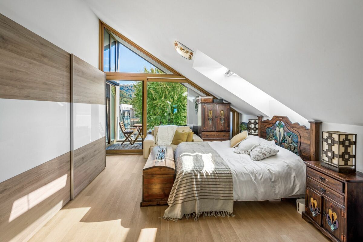 Attractive 5.5-room (3 bedrooms) penthouse apartment with 2 loggias and an additional attic space