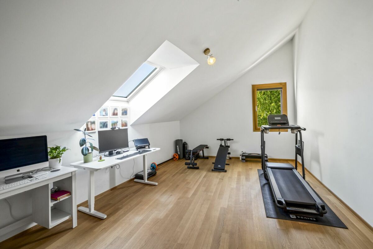 Attractive 5.5-room (3 bedrooms) penthouse apartment with 2 loggias and an additional attic space