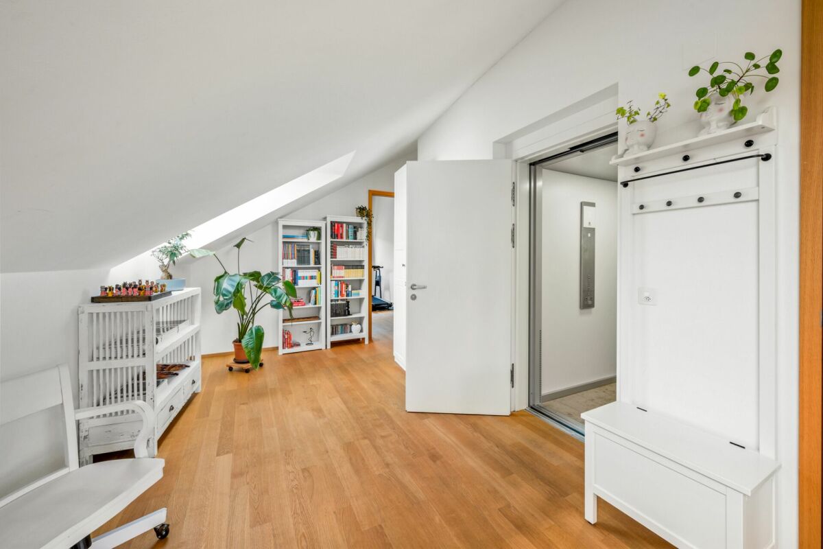 Attractive 5.5-room (3 bedrooms) penthouse apartment with 2 loggias and an additional attic space