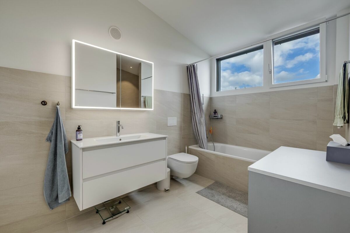 Moderne 4.5 Zimmer Maisonette Wohnung mit Loggia und Einstellhallenplatz