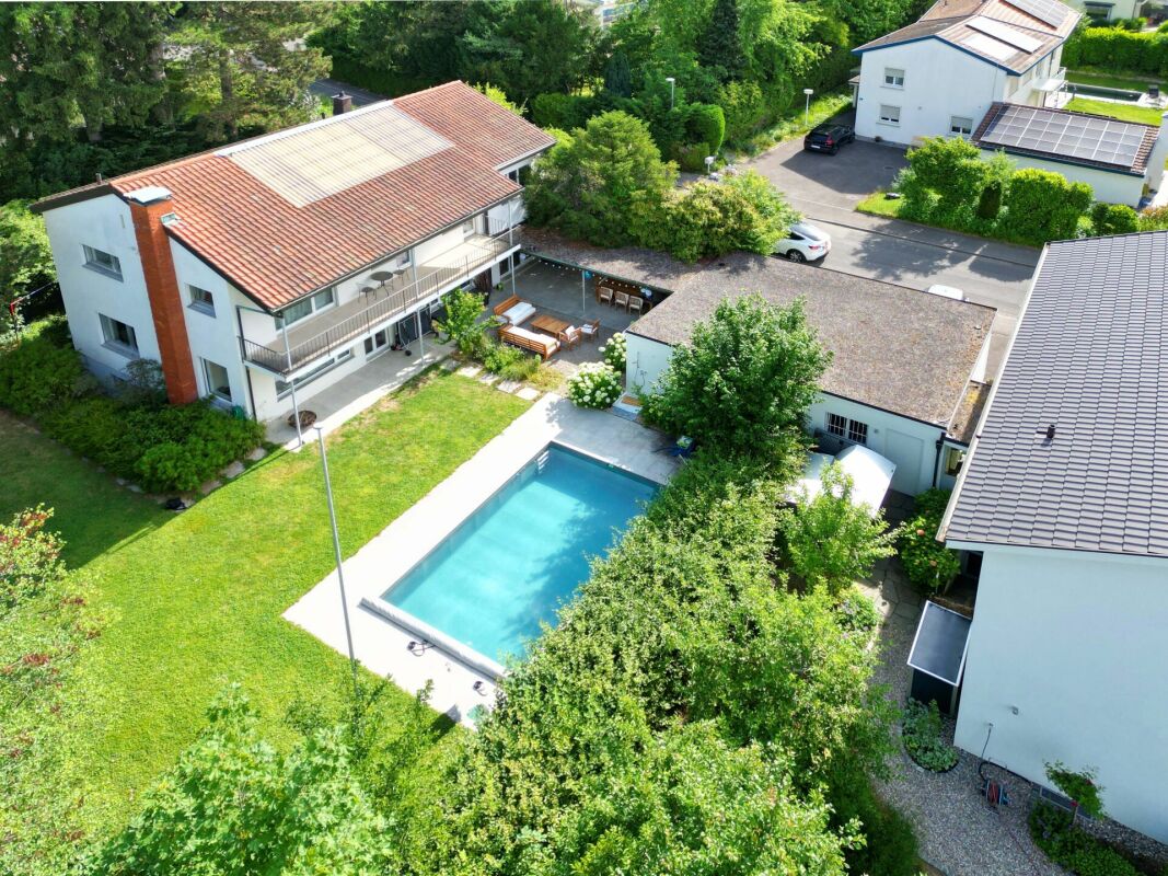 Einfamilienhaus auf dem schönen Bruderholz - 7-Zimmer mit Pool und Doppelgarage