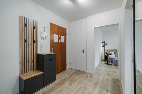 Stilvoll wohnen oder clever investieren: Renovierte 2.5-Zimmer-Wohnung mit Balkon 2