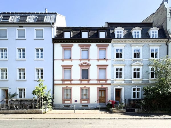 Charmantes Mehrfamilienhaus mit Ateliergebäude, Parkplatz und vielfältigen Möglichkeiten 1