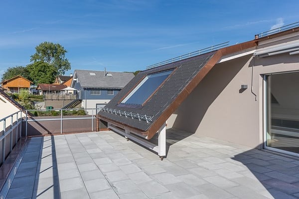 grosse teilüberdeckte Dachterrasse mit Blick auf den Säntis 3