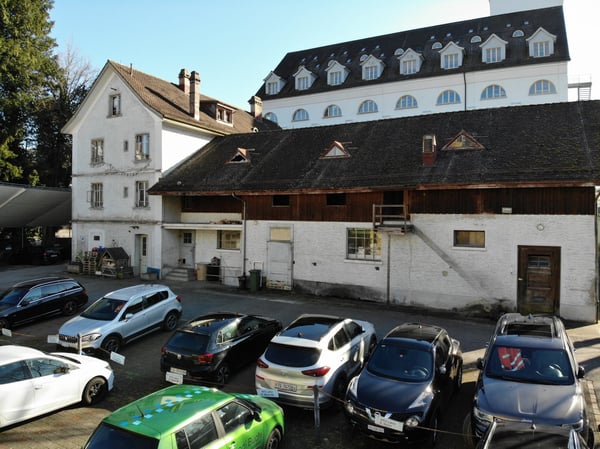 offener Auto-Abstellplatz 18